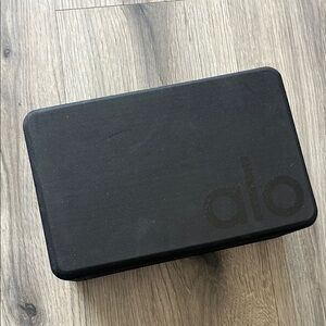 Alo Yoga Block in Black